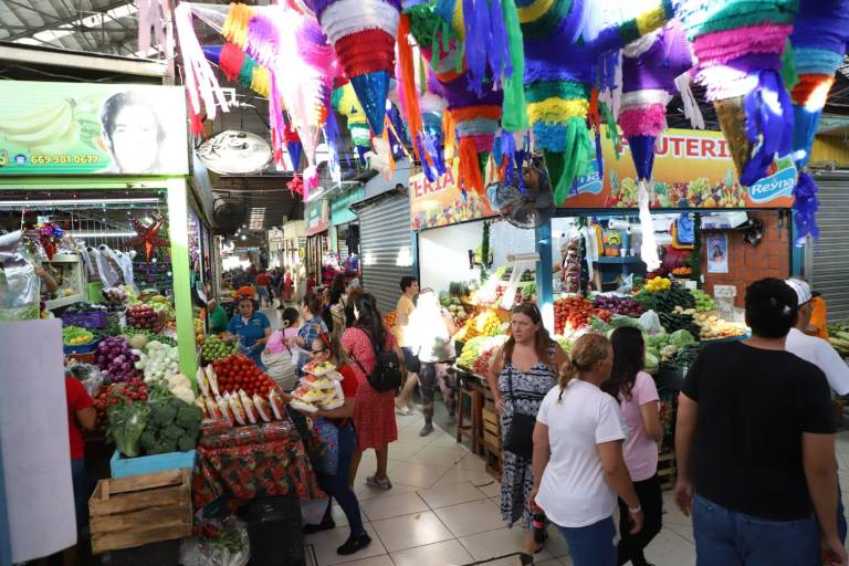 Salen mazatlecos a comprar lo necesario para la cena de Noche Buena