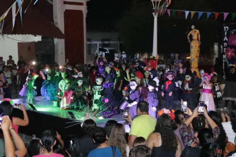 Celebran fiesta en honor a sus difuntos en Cacalotán, Rosario