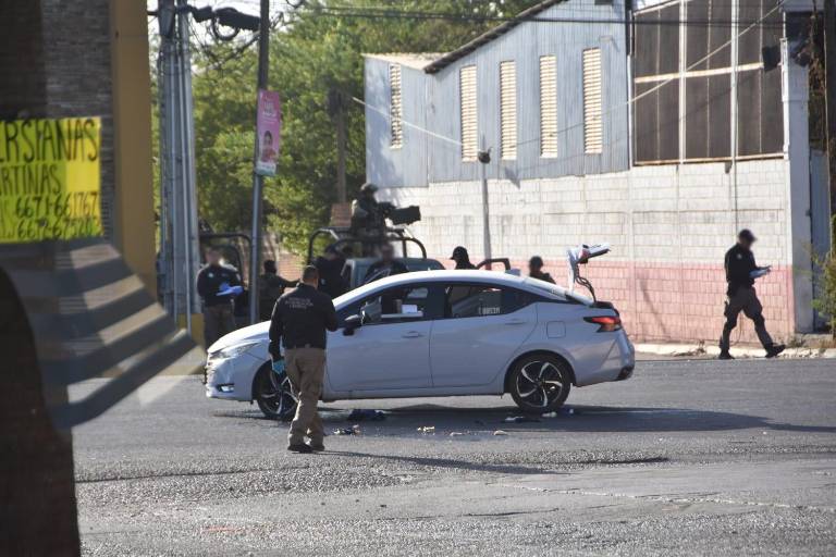 Realiza FGR peritaje en vehículos abandonados tras enfrentamiento armado en Alturas del Sur, en Culiacán