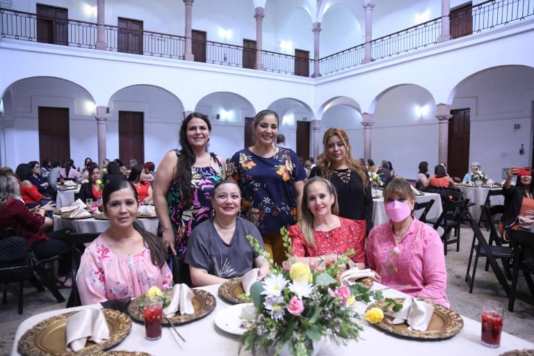 Felicitan a las mamás del Isic