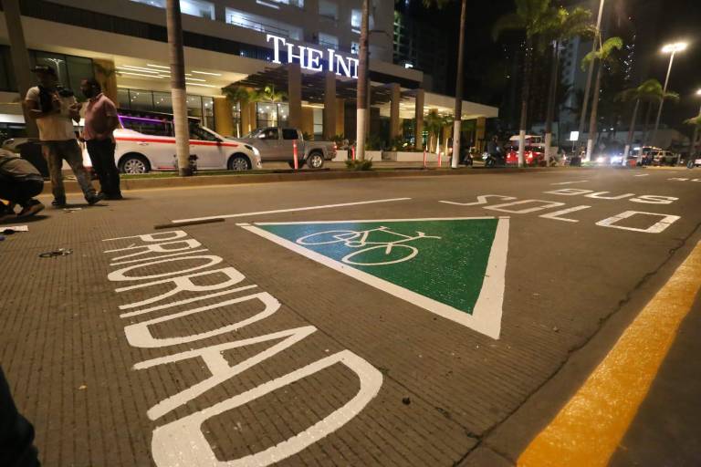 Dan últimos toques a pasos peatonales elevados en la Zona Dorada