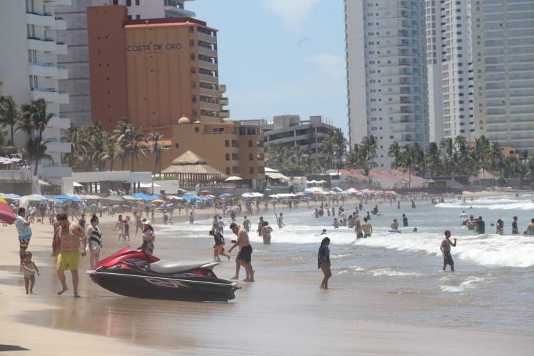 Reportan casi 4 mil bañistas en playas de Mazatlán este domingo