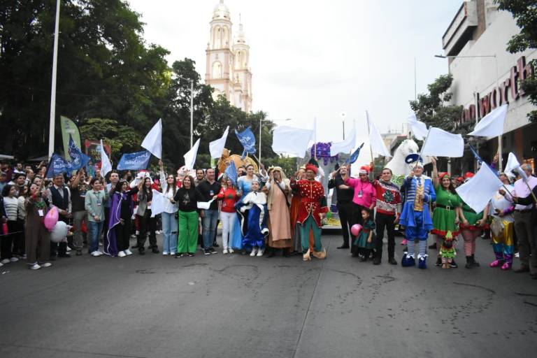 Animan con Desfile Navideño espíritu decembrino en Culiacán