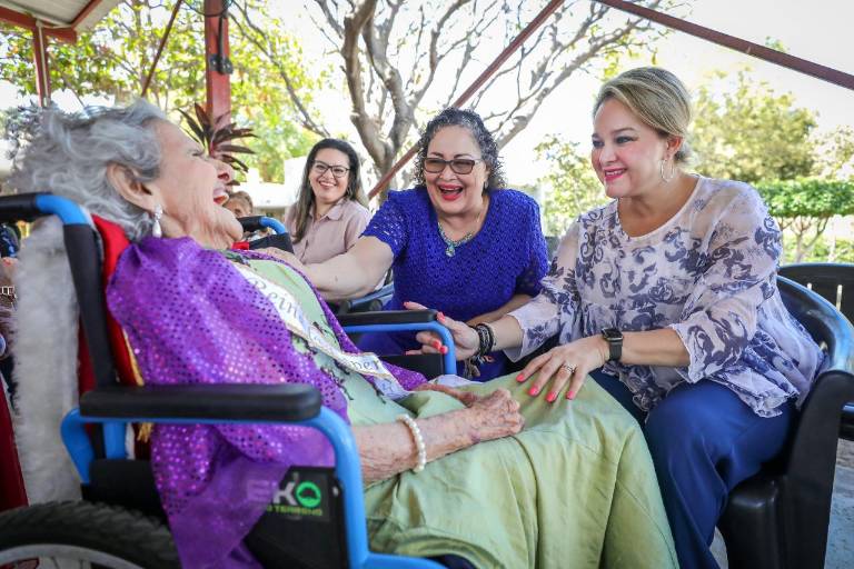 Coronan a reyes, reinas y princesas