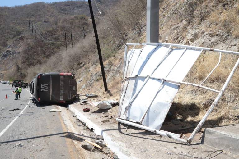 Sufren músicos del cantante Memo Garza fuerte accidente en carretera