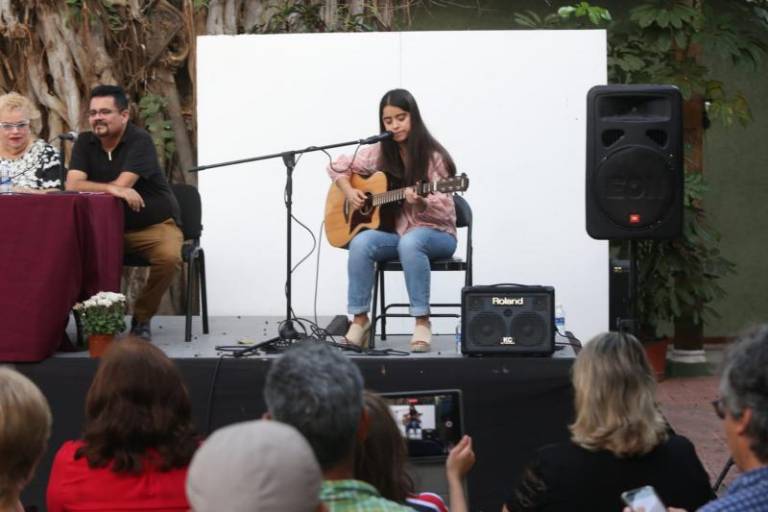 Presenta Mario Medina su obra fotográfica y el poemario ‘Silencio gregario’