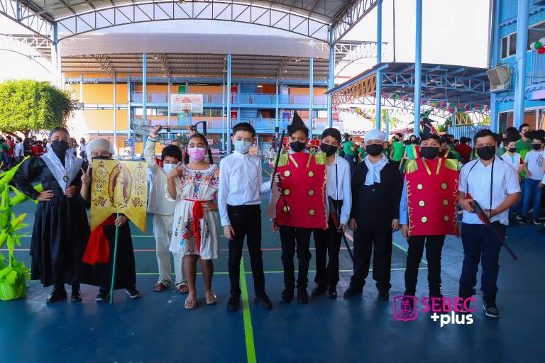 Gritan ¡Viva México! en el Colegio Sebec