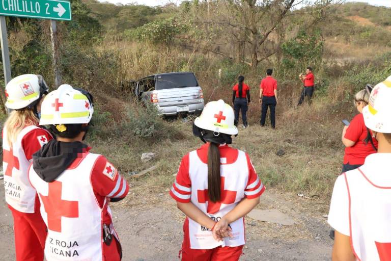 Embancan camioneta y la dejan abandonada en Mazatlán