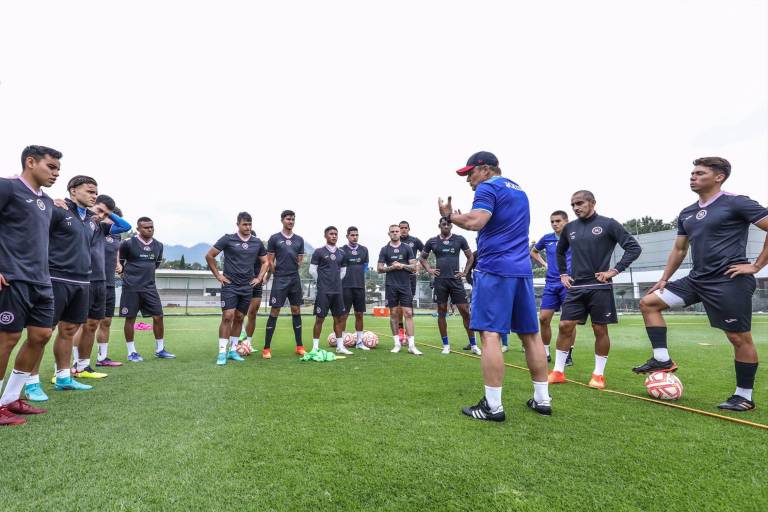 Cruz Azul hace oficial la salida del DT Diego Aguirre