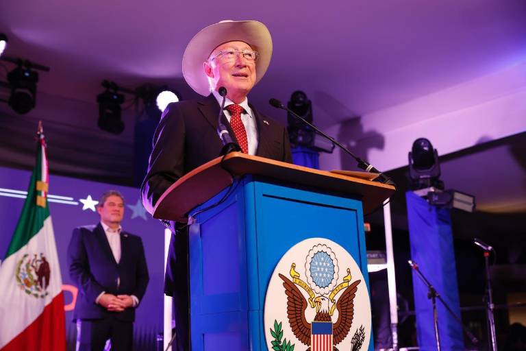Ken Salazar anuncia que dejará la Embajada de EU en México en enero