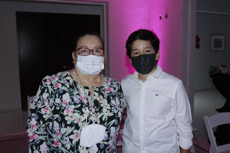 Coleccionistas participan en la subasta en pro de La Casa del Maquío