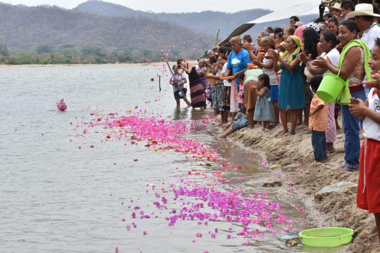 $!La comunidad de Paso de la Reina a las orillas del Río Verde durante una jornada de Diálogos Interculturales por la Defensa del Territorio.