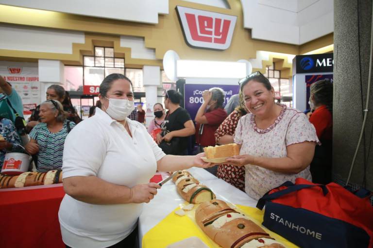 Casa Ley consiente a sus clientes con Rosca de Reyes