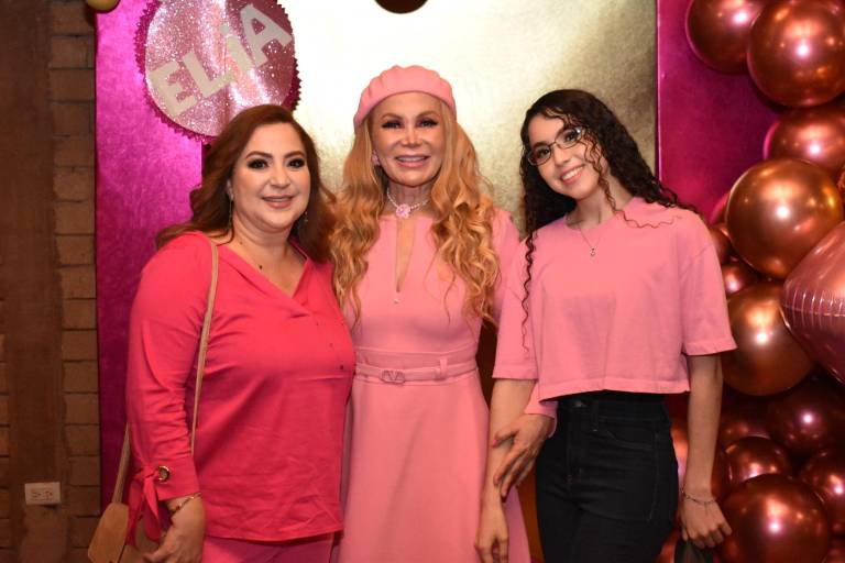 Celebra Rosa Elia Chávez con Barbie un ¡Feliz Cumpleaños!