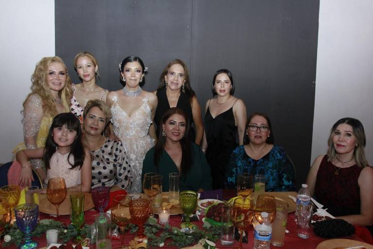 Celebra Yumira que ya es licenciada en Diseño Gráfico y Animación