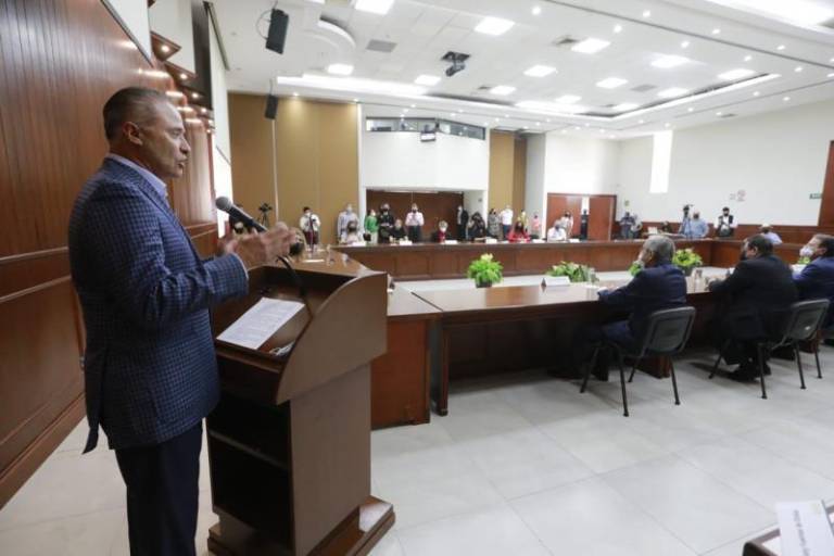 Los sinaloenses, el objetivo que Quirino destaca al entregar su último informe al Congreso