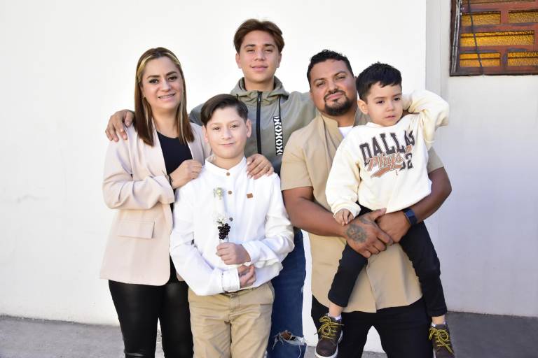 Recibe su Primera Comunión Santiago Medina Mendoza