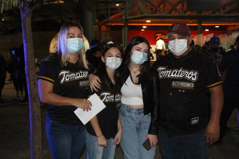 En la casa guinda se vive la pasión del beisbol en la Serie Final