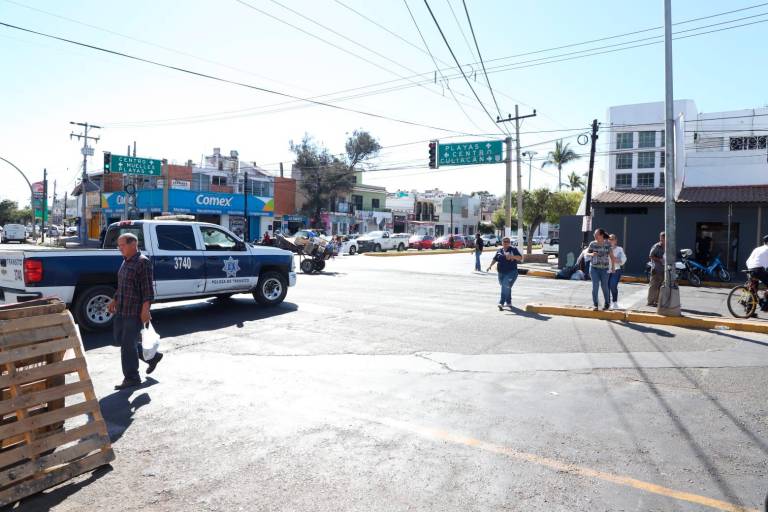 Protestan comerciantes contra carril preferencial en Mazatlán; bloquean avenidas
