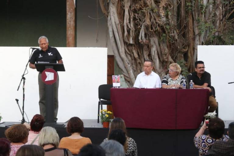 Presenta Mario Medina su obra fotográfica y el poemario ‘Silencio gregario’