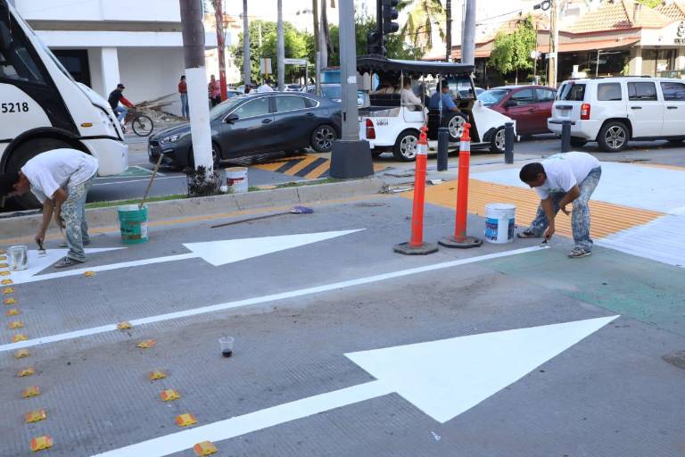Embellecen pasos peatonales de la Camarón Sábalo en Mazatlán, pero empeoran el tráfico