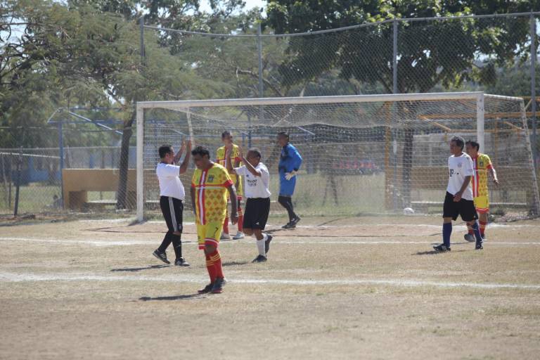 Deportivo Muralla vence a Coras de Nayarit en partido de veteranos