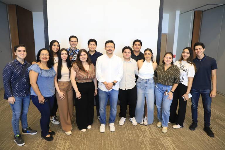 Tienen jóvenes plática enriquecedora junto a Adrián López, director de Grupo Noroeste