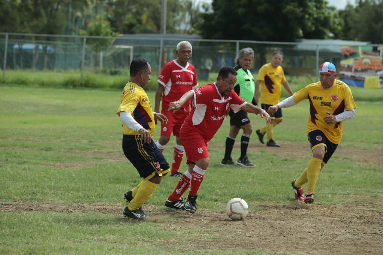 Alphabióticos sufre duro descalabro ante Clínica del Sol, en la Liga de Futbol Veteranos de Platino de Mazatlán