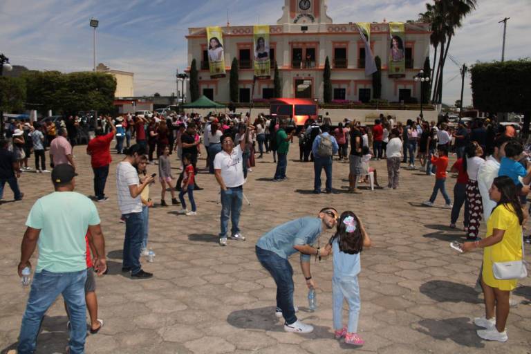Entre gritos de júbilo, locales y turistas aprecian Eclipse Solar en Rosario