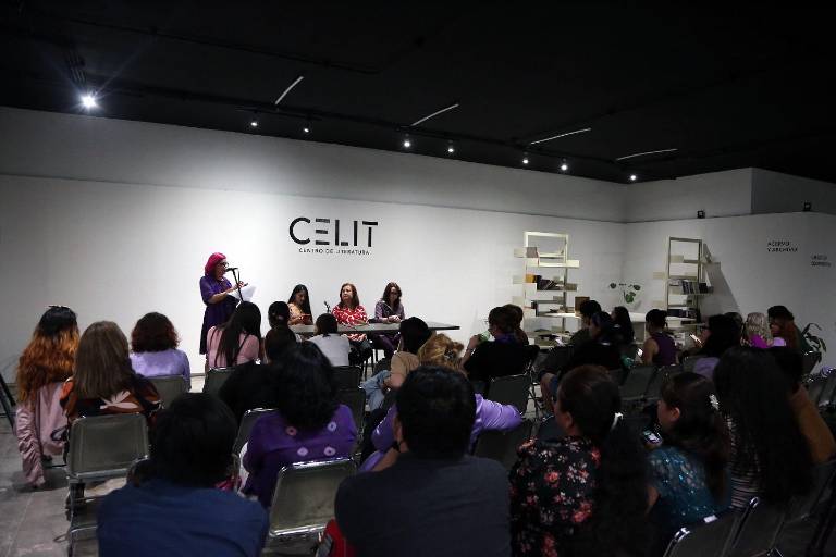 Celebran el Día de la Poesía con libros, poemas y música