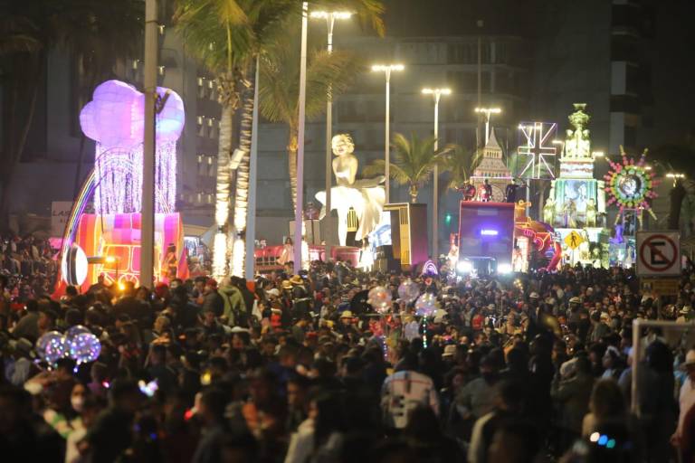 Abarrotan el malecón por el desfile de Carnaval de Mazatlán