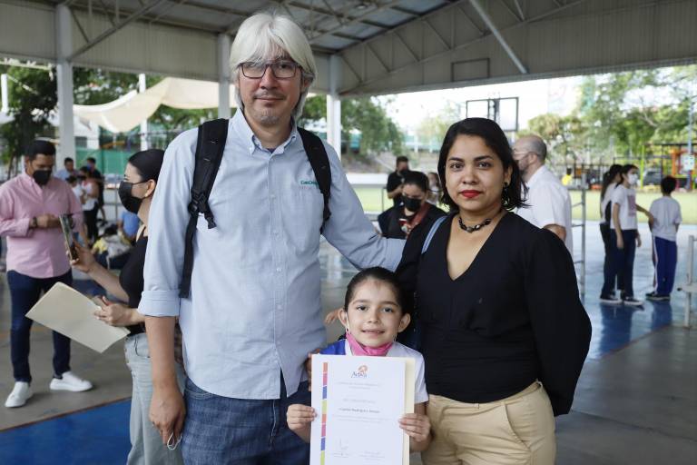 Enaltecen su esfuerzo en la Escuela Activa Integral