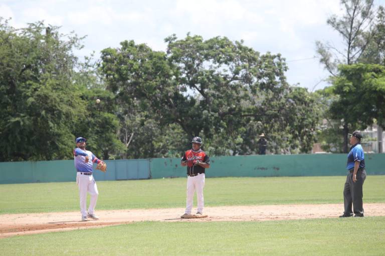 Alistan nueva temporada de Liga de Beisbol 40 años, en Mazatlán