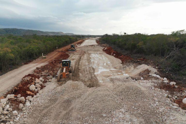 $!Obras para la construcción del Tren maya, altura de Maxcanú, Yucatán.