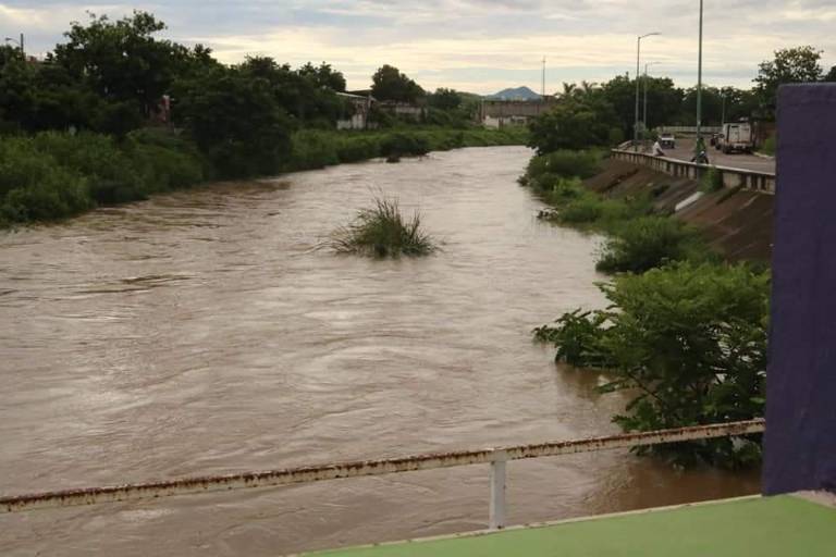 En Escuinapa, le ‘sueltan’ a la presa ‘El Peñón’ y sube de nivel el arroyo Buñigas