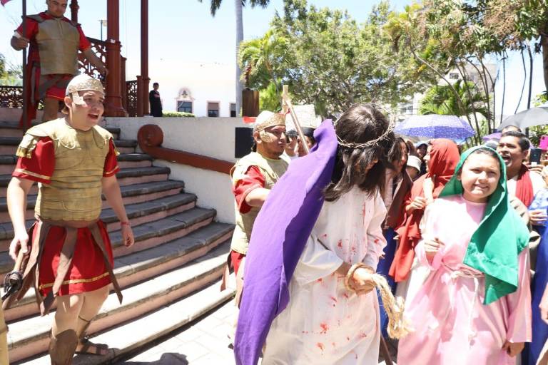 Presencian mazatlecos y turistas Viacrucis en calles del Centro