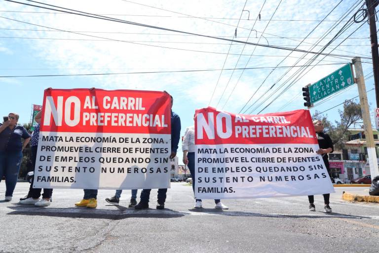 Protestan comerciantes contra carril preferencial en Mazatlán; bloquean avenidas