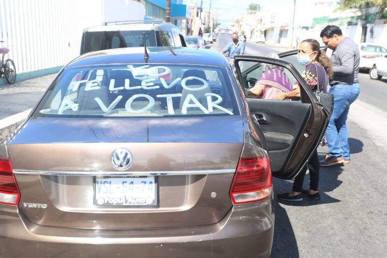En Mazatlán ‘acarrean’ a adultos mayores en casilla donde votó el Alcalde