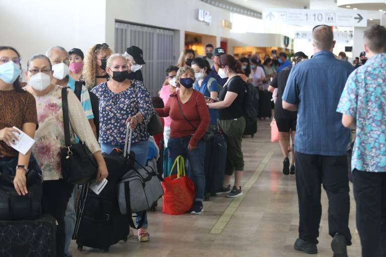 Uso de cubrebocas ya no será obligatorio en aeropuertos o a bordo de un avión