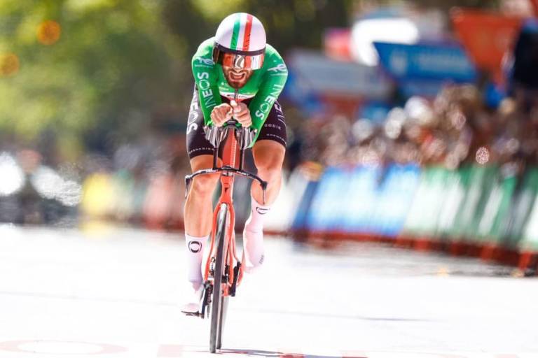 Filippo Ganna vuela en Valladolid y gana la etapa 18 de La Vuelta 25; Almeida recorta tiempo a Vingegaard