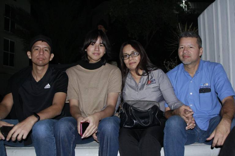 Disfrutan familias concierto navideño con la OSSLA