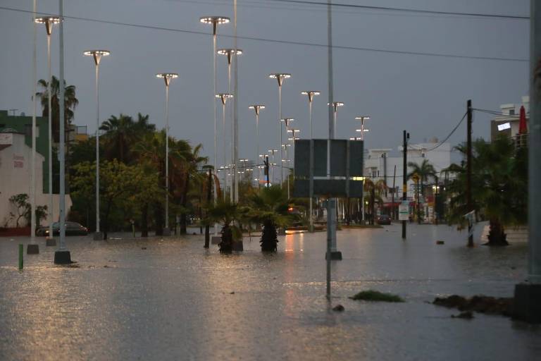 Mazatlán padece estragos por la tormenta durante la madrugada