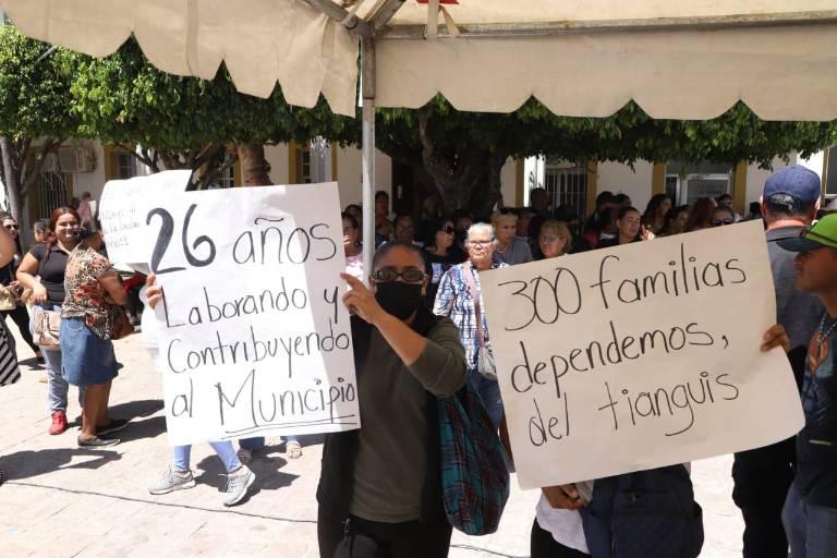 Tianguistas de la Flores Magón se manifiestan en Ayuntamiento de Mazatlán