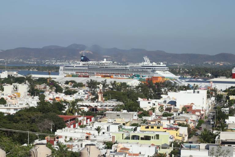 El crucero Norwegian Jade arribó este miércoles a Mazatlán y sus visitantes recorrieron el Centro Histórico, mercados municipales y otros atractivos de la ciudad.