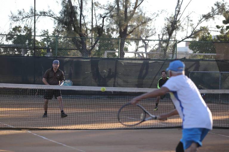 Tiznado y Morales dan un paso más en Torneo de Tenis del Pavo del Muralla