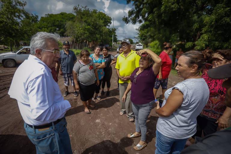Gobernador Rocha Moya lleva apoyos a familias damnificadas por inundaciones