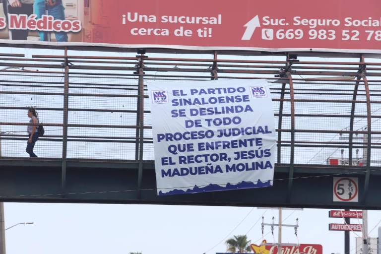 Colocan mantas de desmarque del PAS del Rector de la UAS; el partido las niega