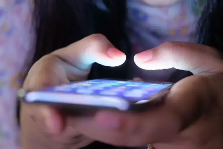 $!¿Adiós a los celulares en escuelas? Sheinbaum alista reglas sobre su uso