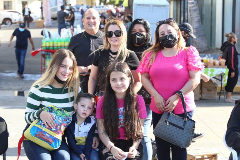 Mazatlecos y visitantes gozan del primer desfile de Carnaval 2022