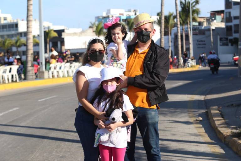 Mazatlecos y visitantes gozan del primer desfile de Carnaval 2022